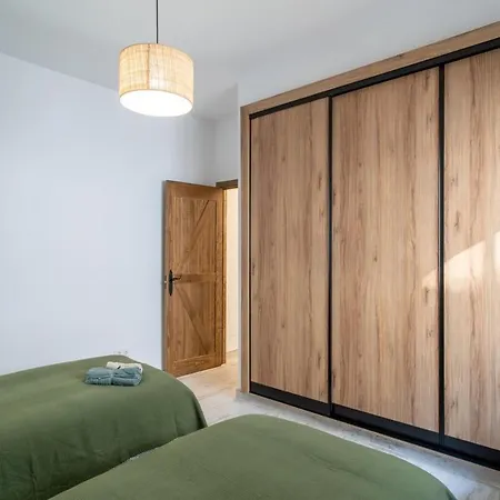 De Diseno Con Piscina Y Barbacoa *