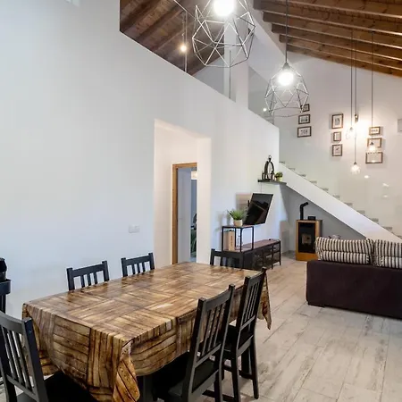 De Diseno Con Piscina Y Barbacoa