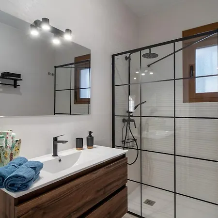 De Diseno Con Piscina Y Barbacoa بيت للعطل