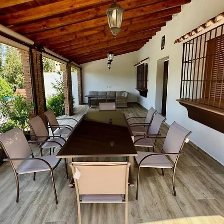 De Diseno Con Piscina Y Barbacoa