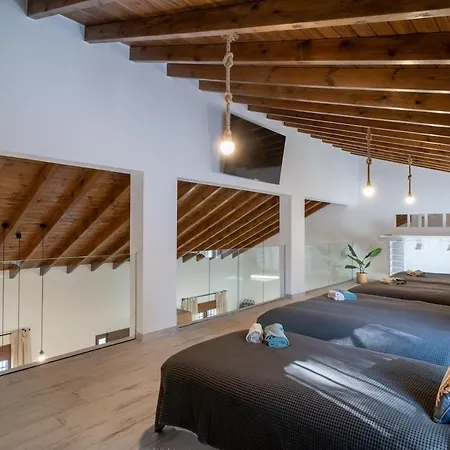 De Diseno Con Piscina Y Barbacoa